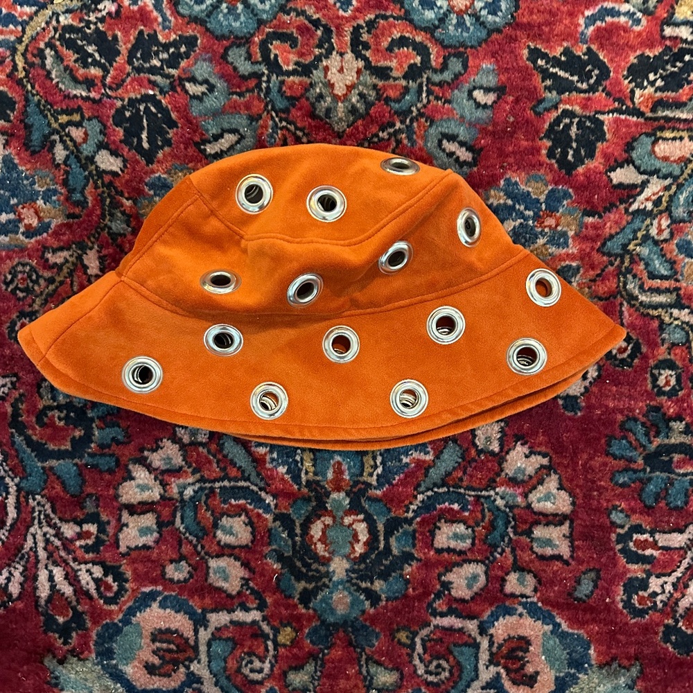 Bucket hat with silver gromets